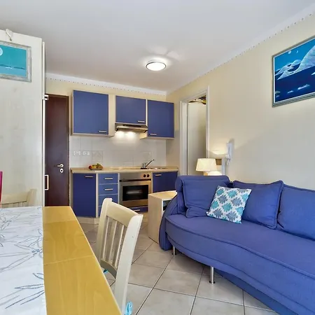 In Blue House With Apartmán Umag